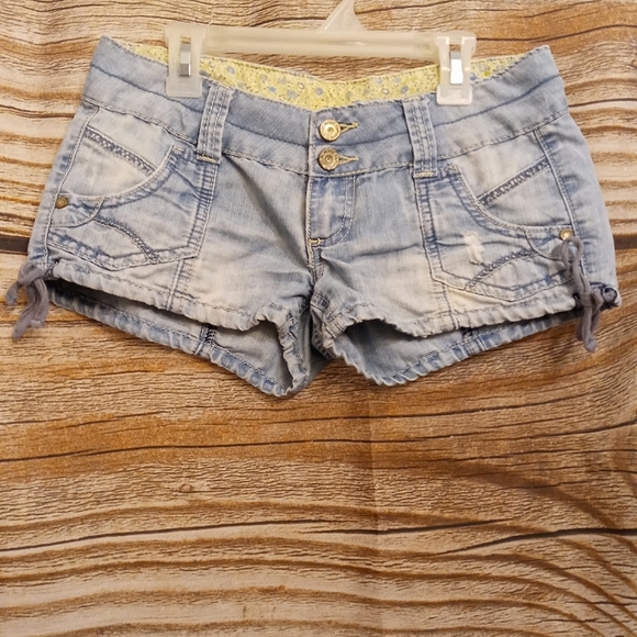 Short Shorts Almost Famous Light Blue Jeans - Picture 1 of 12